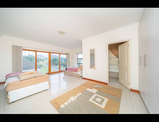 5 BEDROOM FREEHOLD FOR SALE IN COVE ROCK